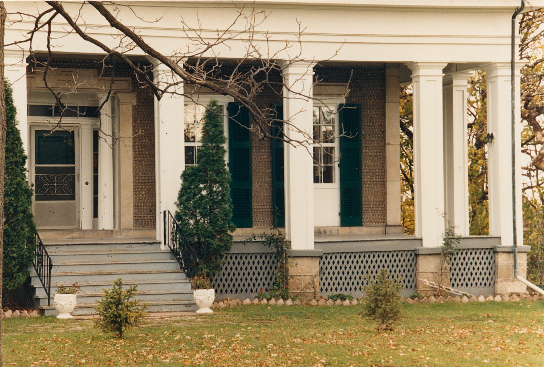 Bra-3 165 Grand River St N 2